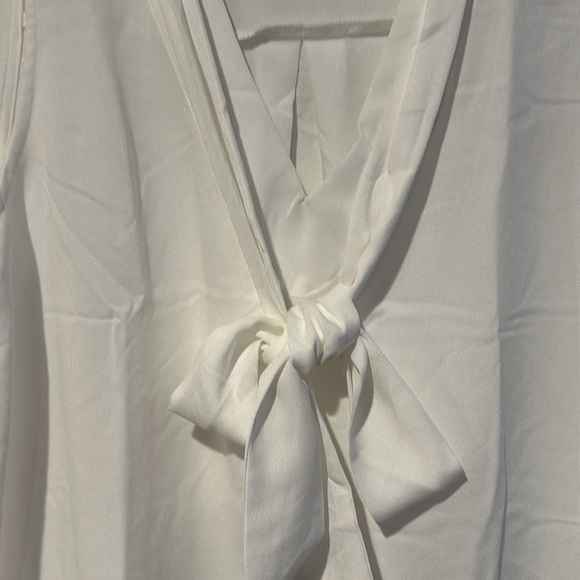 New w/ Tags Women’s White Sleeveless V Neck with Tie Blouse- Large - Picture 4 of 6